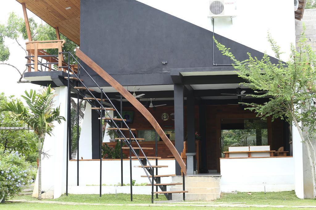Eco Hotel Black & White - Anuradhapura Mihintale Extérieur photo