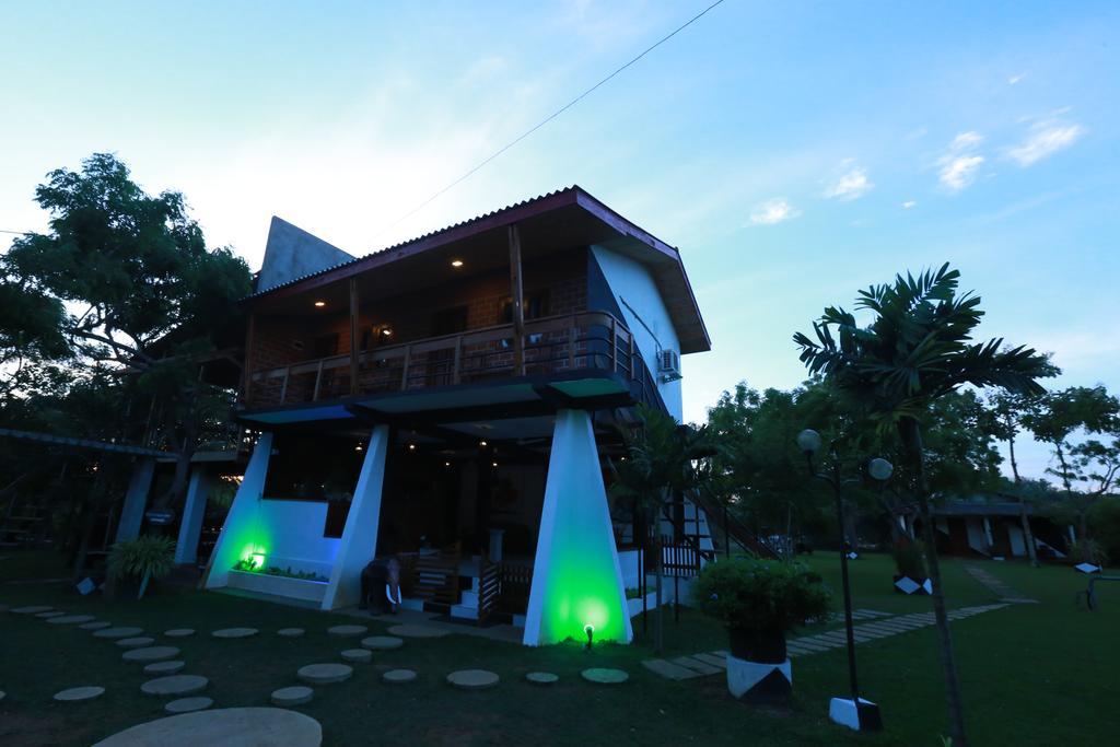 Eco Hotel Black & White - Anuradhapura Mihintale Extérieur photo