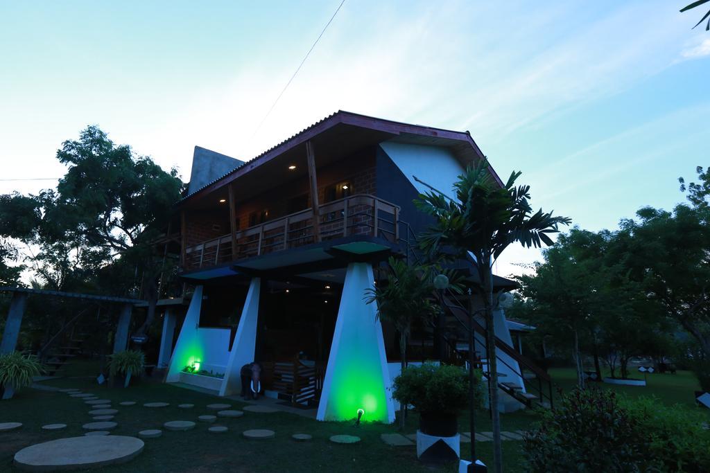 Eco Hotel Black & White - Anuradhapura Mihintale Extérieur photo