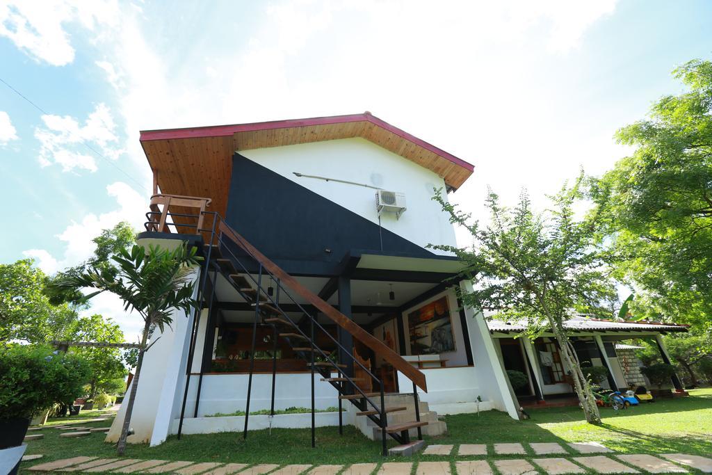 Eco Hotel Black & White - Anuradhapura Mihintale Extérieur photo