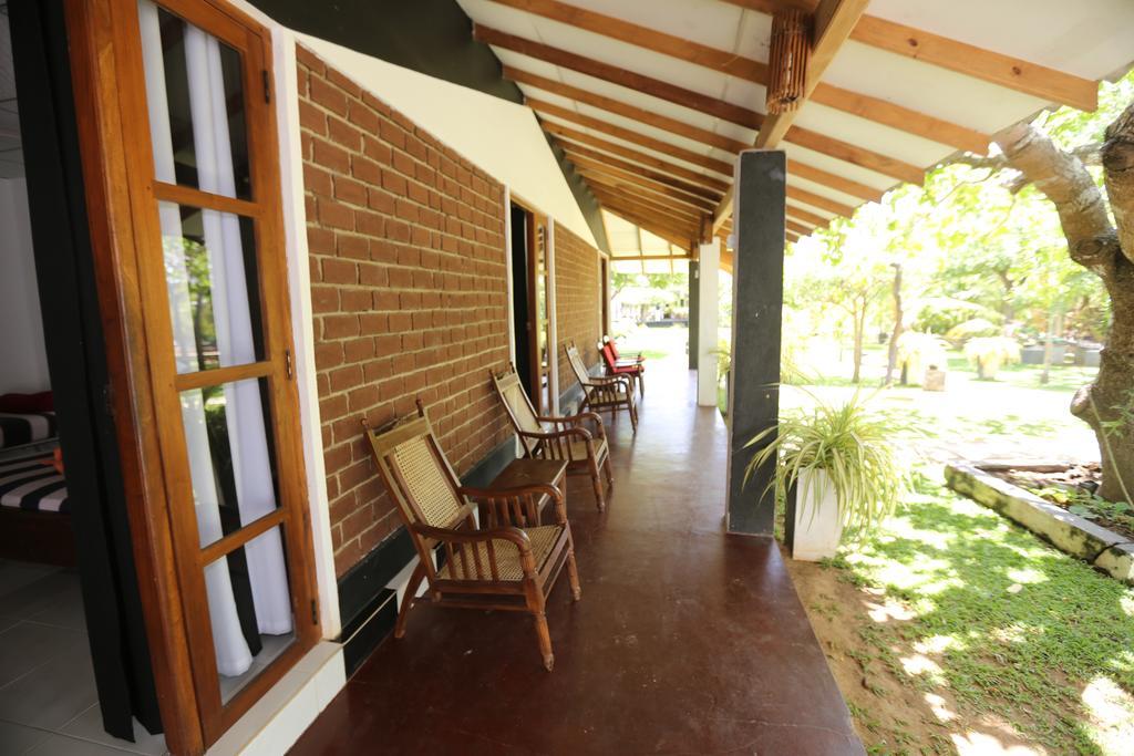 Eco Hotel Black & White - Anuradhapura Mihintale Extérieur photo