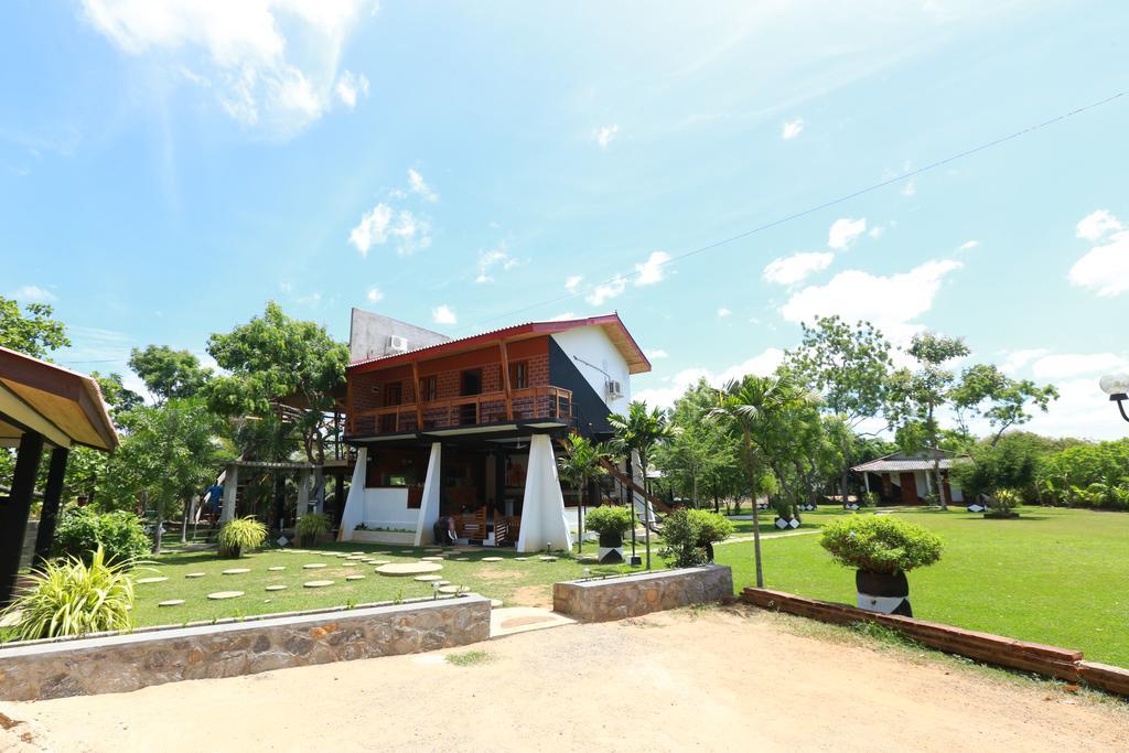 Eco Hotel Black & White - Anuradhapura Mihintale Extérieur photo