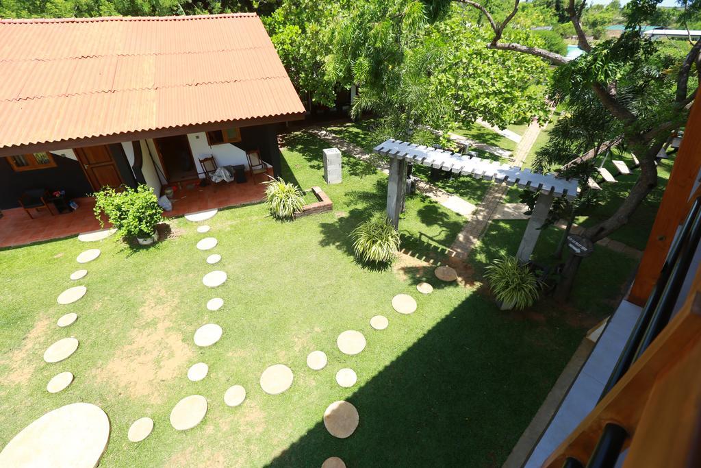 Eco Hotel Black & White - Anuradhapura Mihintale Extérieur photo