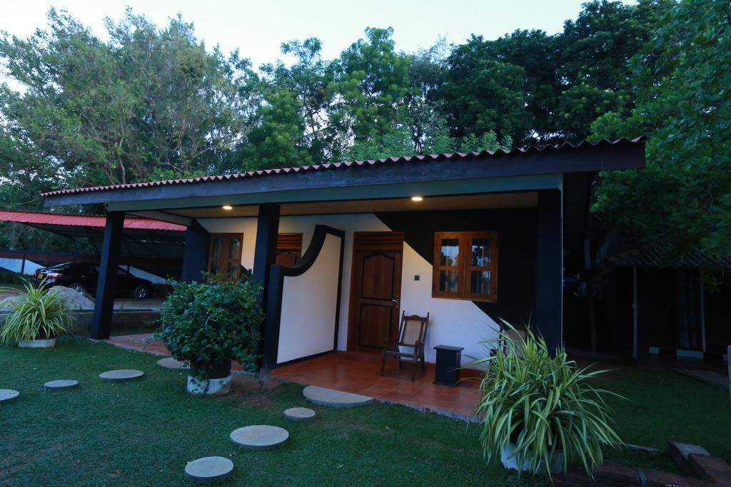 Eco Hotel Black & White - Anuradhapura Mihintale Extérieur photo